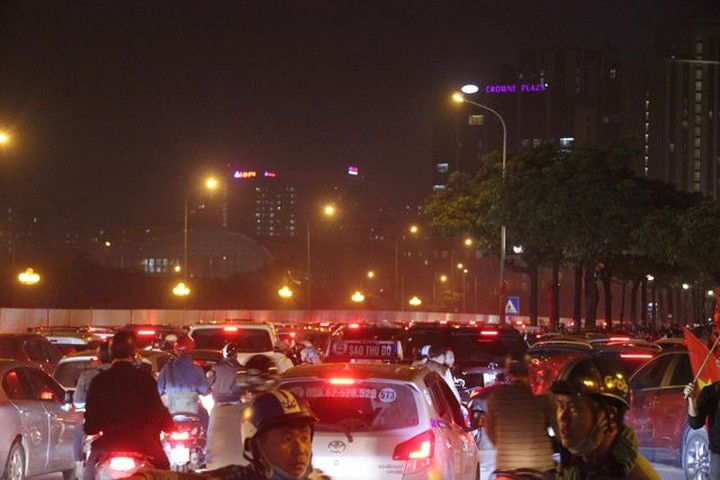 Football fans hit Hanoi streets after victory over UAE - 1