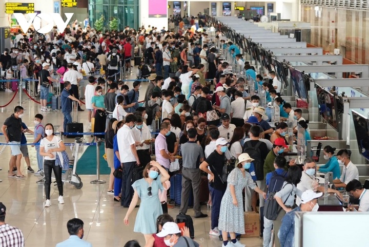 Tan Son Nhat airport receives record high of 120,000 passengers - 1