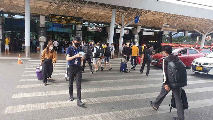 Tan Son Nhat airport seeks ways to ease congestion - 1