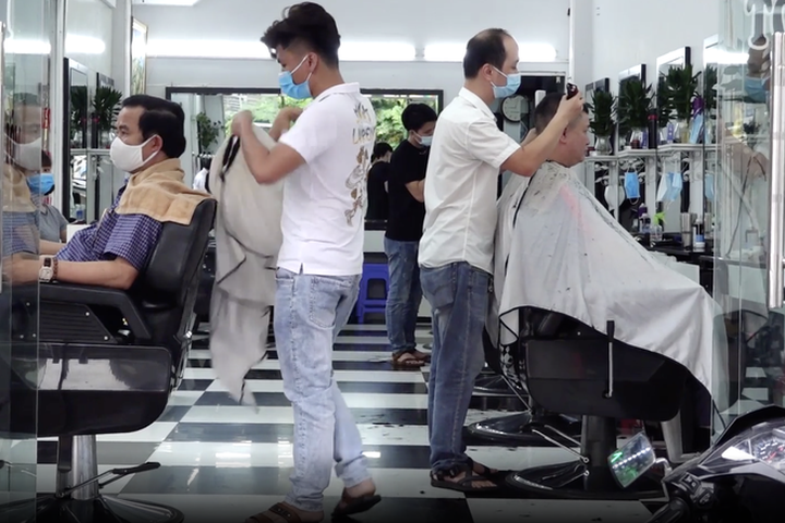 Hanoi CDC proposes easing social distancing - 1