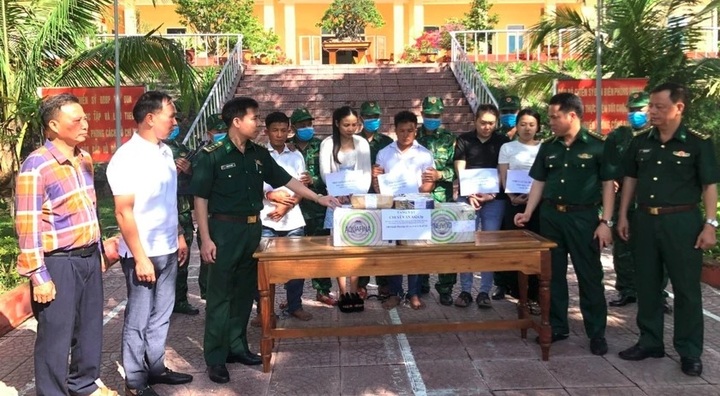 Five Lao nationals arrested for transporting drugs into Vietnam - 1