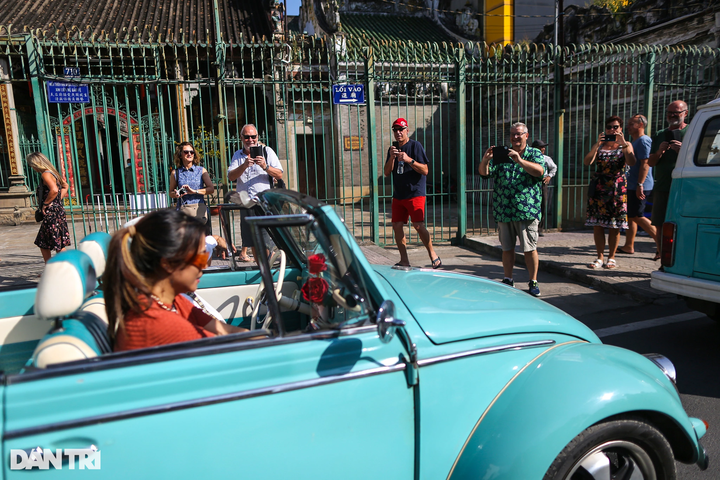 Many historic vehicles parade on HCM City streets - 9