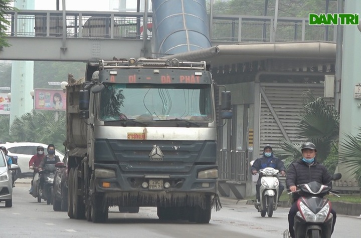 Construction trucks blamed for traffic hazards in Ha Dong - 1