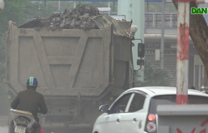 Construction trucks blamed for traffic hazards in Ha Dong - 2