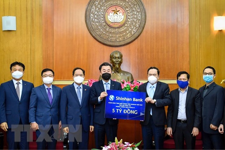 RoK's bank supports over 200,000 USD for Vietnam’s COVID-19 fight - 1