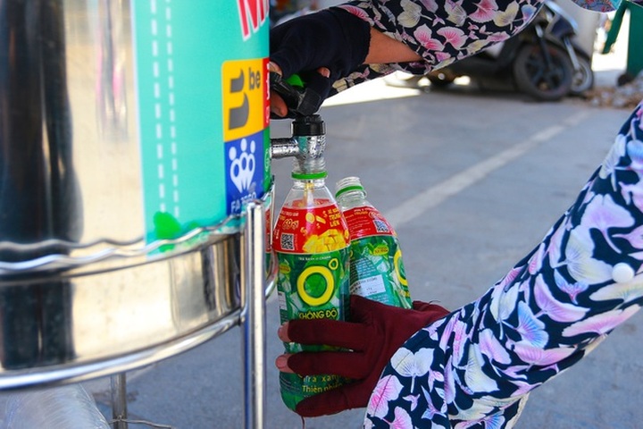 Free water taps help to relieve Hanoi scorching heat - 9