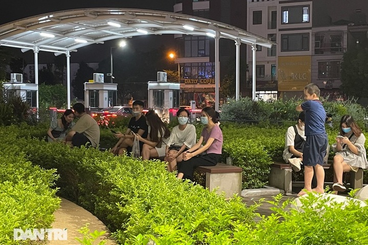 Hanoi streets jammed at Mid-Autumn Festival - 11