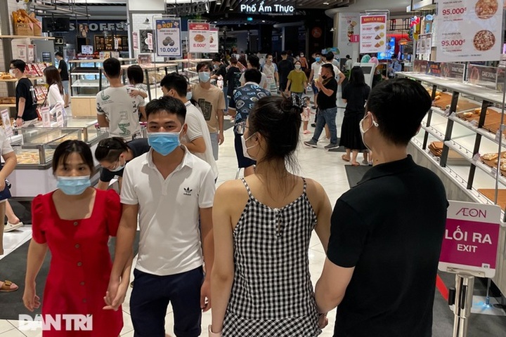 Hanoi streets jammed at Mid-Autumn Festival - 10