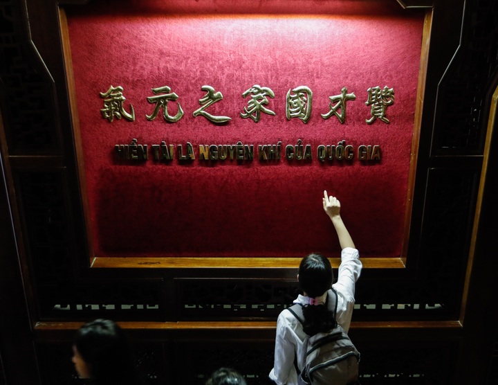 Students flock to Temple of Literature to pray for high scores - 5