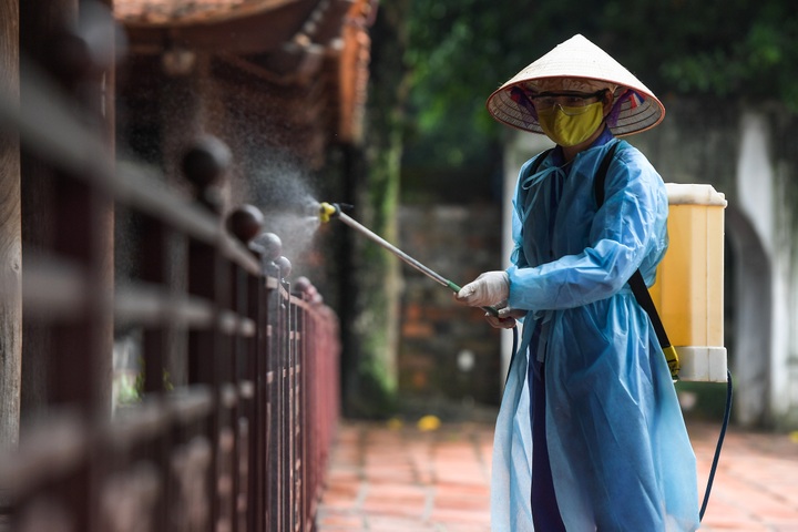Students flock to Temple of Literature to pray for high scores - 3