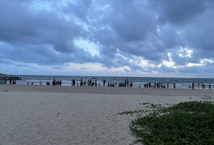 Two tourists drown at central Vietnam beach - 1
