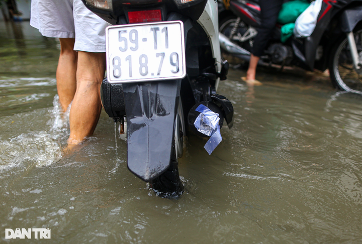 High tides continues disrupting HCM City - 9 High tides continues disrupting HCM City - 9