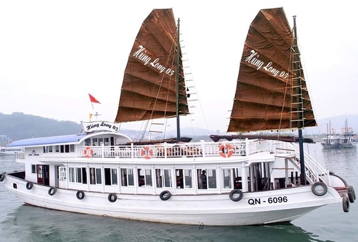 Ha Long tourist boat suspended for hidden camera in bathroom - 1 Ha Long tourist boat suspended for hidden camera in bathroom - 1