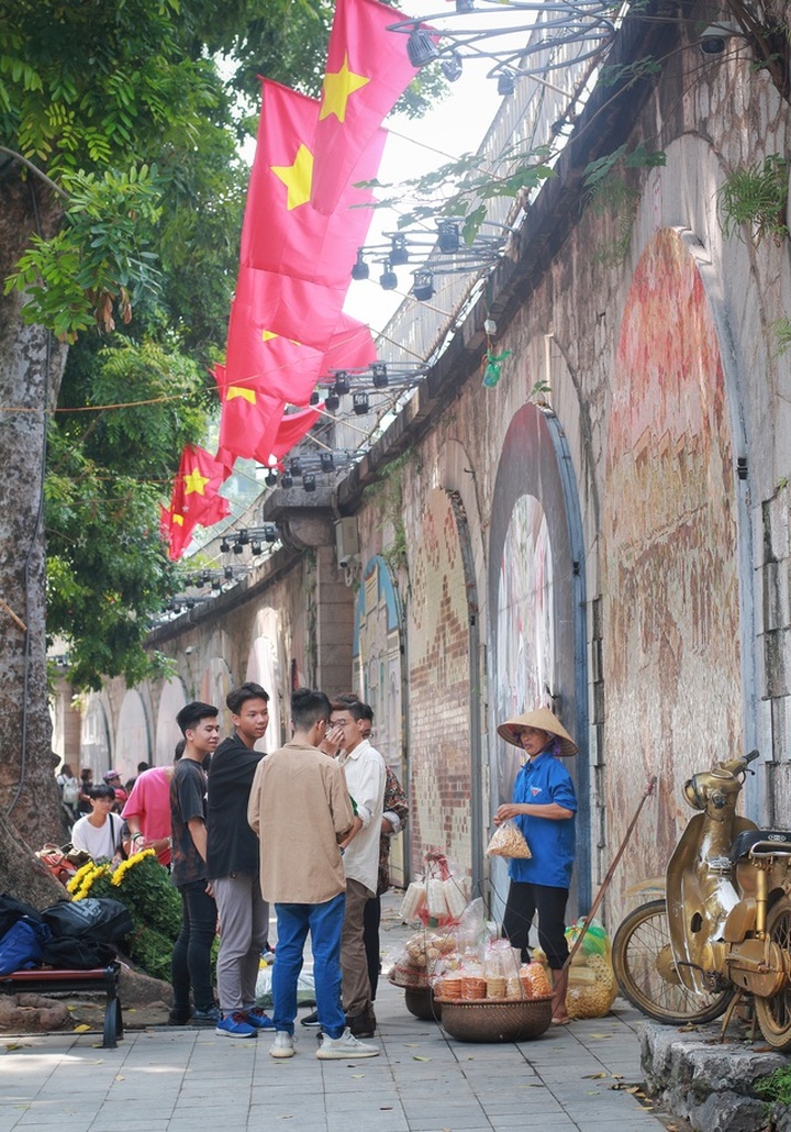 Hanoi allows street vendors in central district - 1