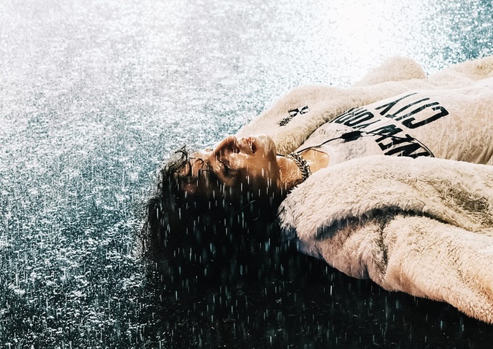 Vietnamese pop star fined following controversial video - 1