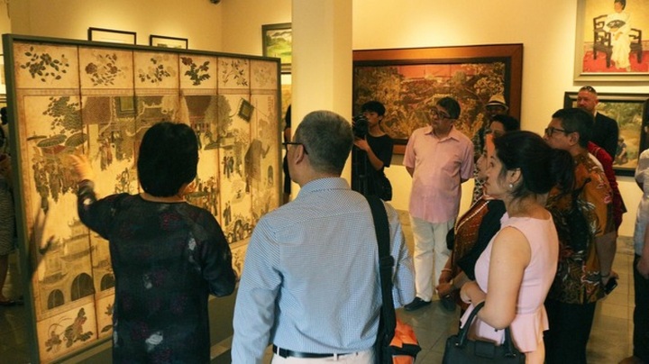 UNESCO officials, foreign diplomats explore Vietnamese lacquer paintings - 1