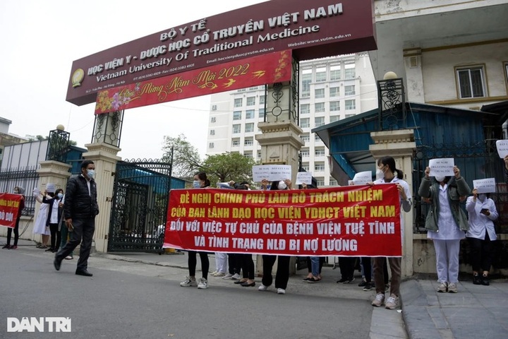 Hanoi hospital staff strike over late salaries - 1