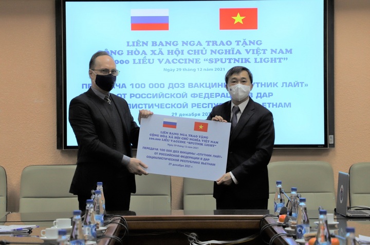 Vietnam receives 100,000 Sputnik Light vaccine doses from Russia - 1