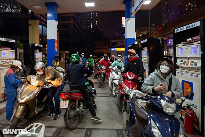 Hanoians rush to buy petrol due to impending price rise - 10
