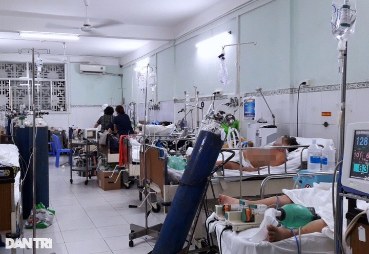 Hundreds of health workers infected with Covid-19 at HCM City hospital - 1