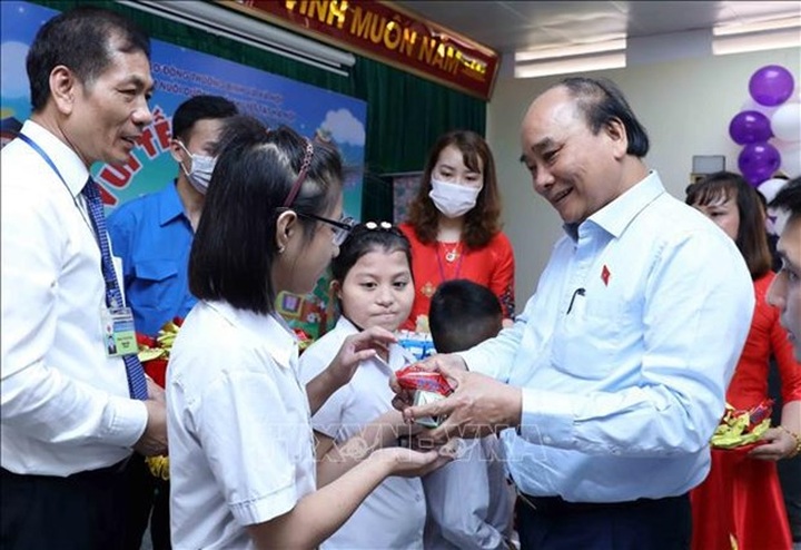 State leader visits disabled children in Hanoi - 1