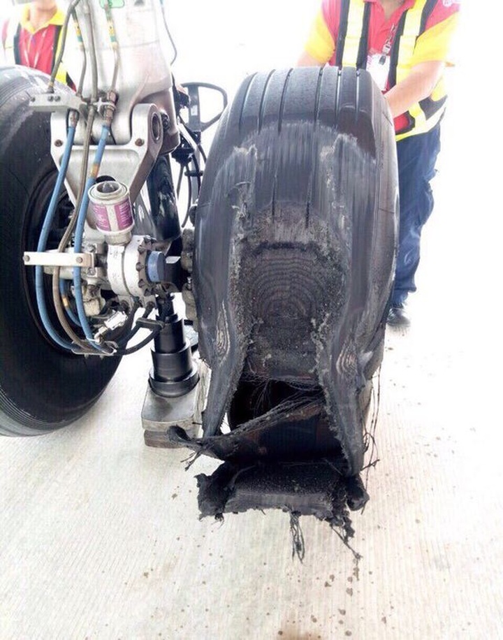Vietjet Air plane faces tyre puncture after landing in HCM City - 1