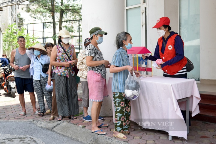 Meals and clothes offered for poor people in Hanoi - 2