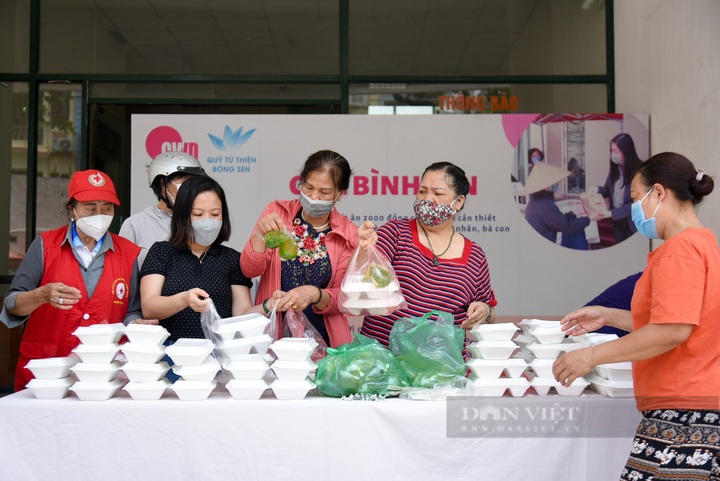 Meals and clothes offered for poor people in Hanoi - 3