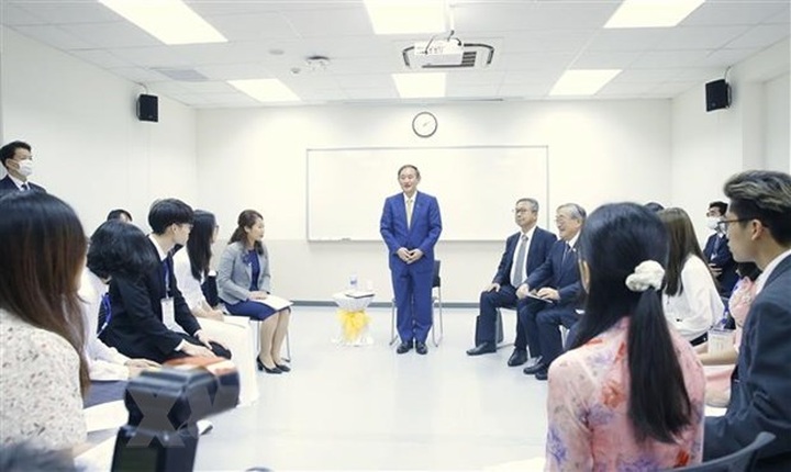 Japanese PM meets with students of Vietnam-Japan University - 1