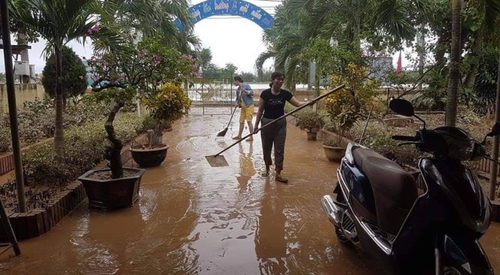 Quang Tri people struggle to clear mud after flooding - 3 Quang Tri people struggle to clear mud after flooding - 3