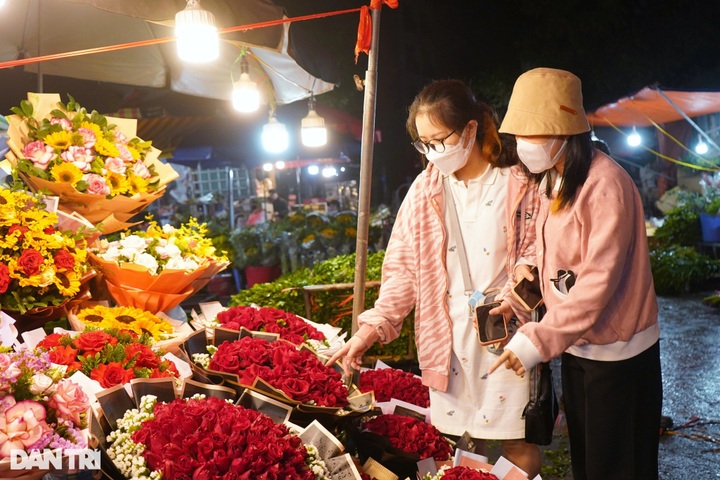 Hanoi flower market busy on International Women's Day - 8