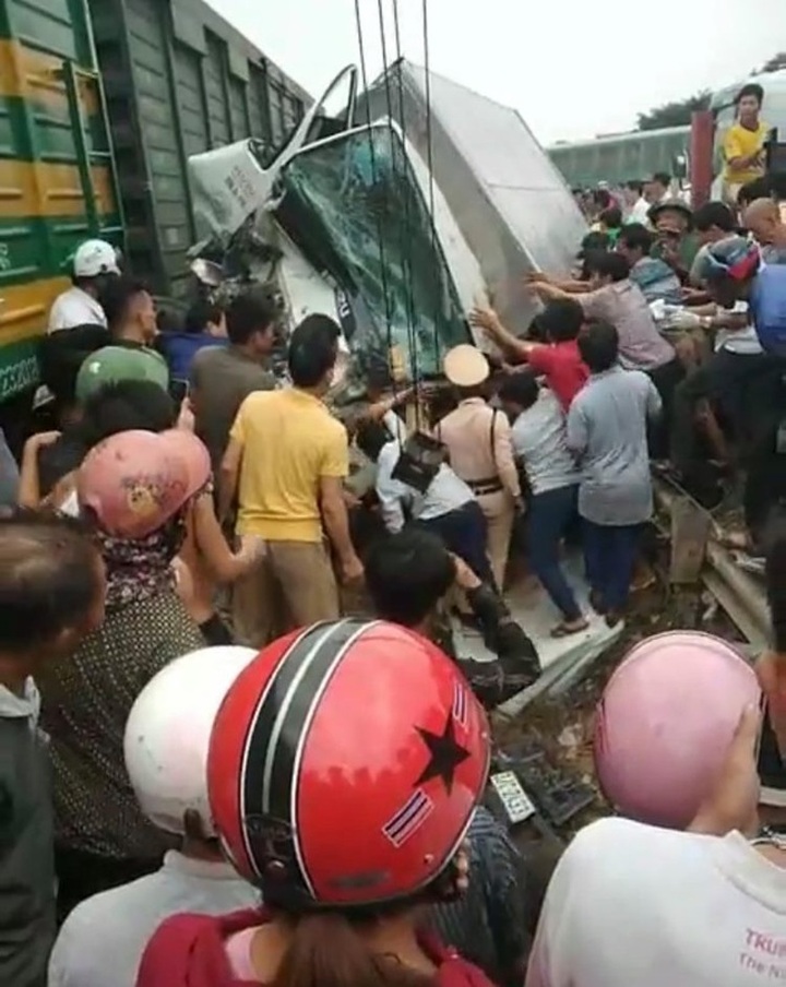 Train, truck crash in Nghe An injures driver - 3 Train, truck crash in Nghe An injures driver - 3