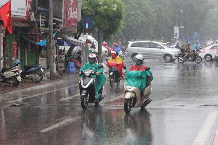 Kompasu moves closer to East Sea, bringing torrential rains to many areas - 1