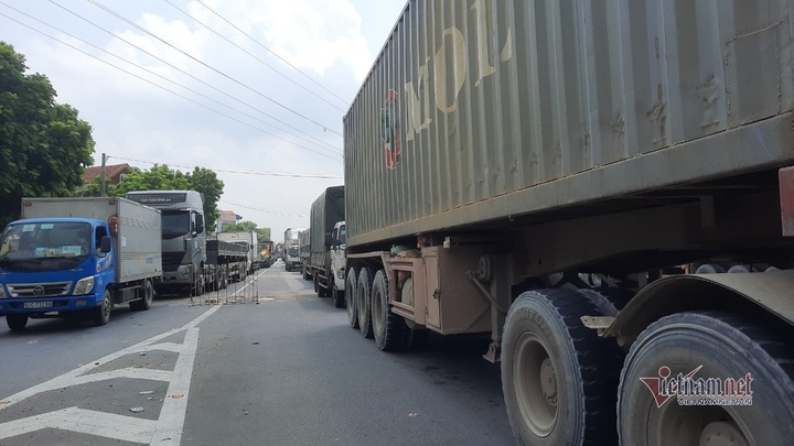 Serious National Road 2 congestion as Vinh Phuc tightens social distancing - 1