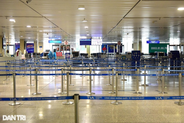 Tan Son Nhat airport busy after flight resumption - 7 Tan Son Nhat airport busy after flight resumption - 7
