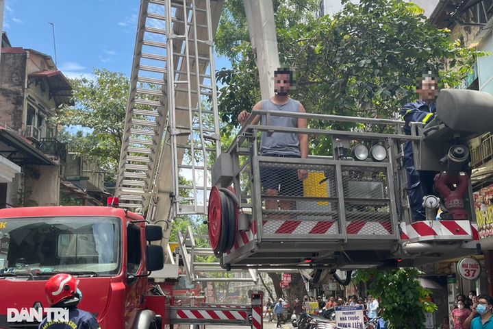 Two foreigners rescued in Hanoi fire - 1