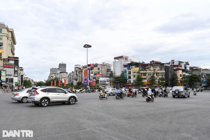 Hanoi streets crowded again despite social distancing - 3 Hanoi streets crowded again despite social distancing - 3