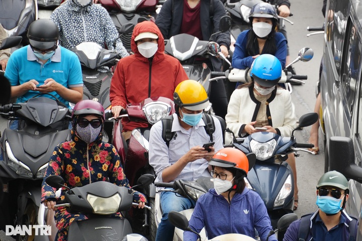 Hanoi streets jammed as kindergartens reopen - 5