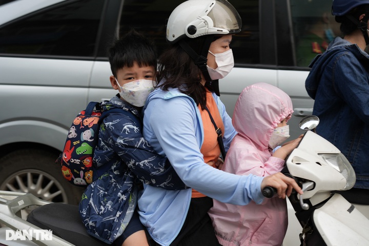 Hanoi streets jammed as kindergartens reopen - 2
