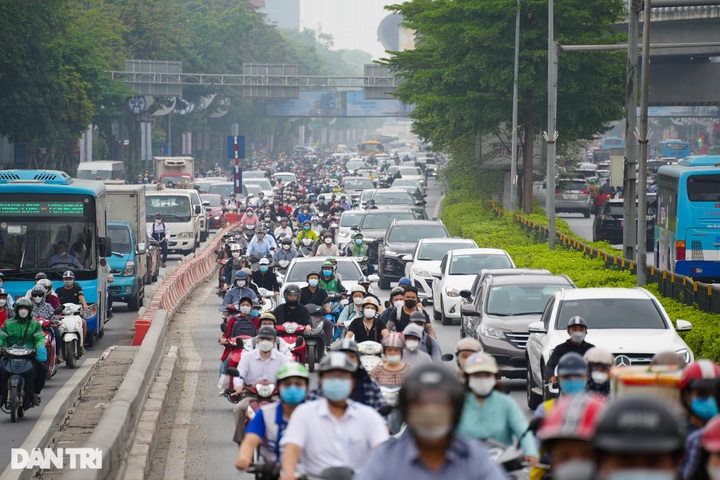 Hanoi streets jammed as kindergartens reopen - 4