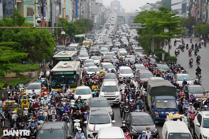 Hanoi streets jammed as kindergartens reopen - 1