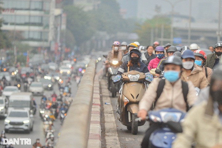 Hanoi streets see serious congestion on first working day of the new year - 6