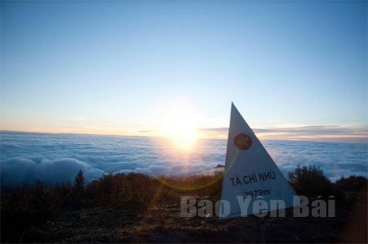 Yen Bai launches tours to conquer two of highest mountains in Vietnam - 1