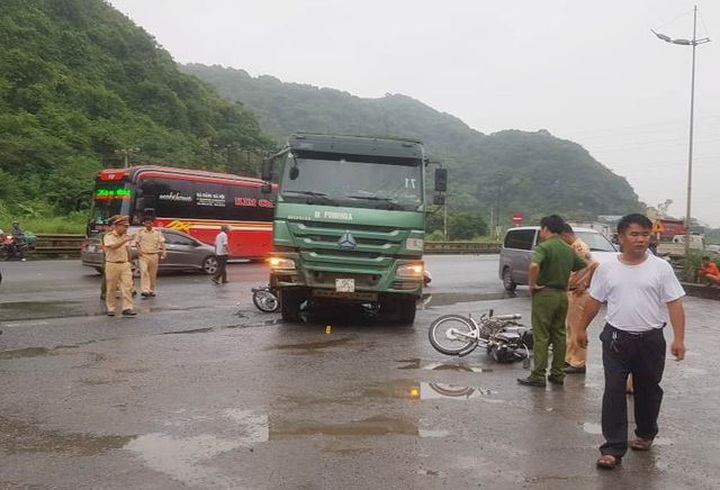 Female foreign tourist killed in Ninh Binh traffic accident - 1