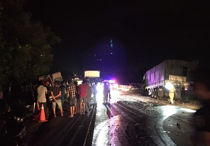 Coach-truck collision in Binh Thuan claims eight lives - 1