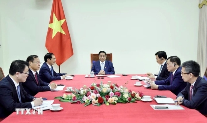 PM Chinh invites his Singaporean counterpart to visit Vietnam soon - 1