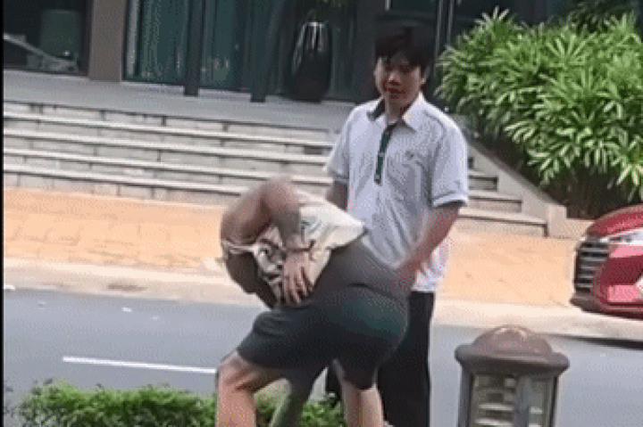 Taxi driver suspended following row with tourist over littering - 1 Taxi driver suspended following row with tourist over littering - 1