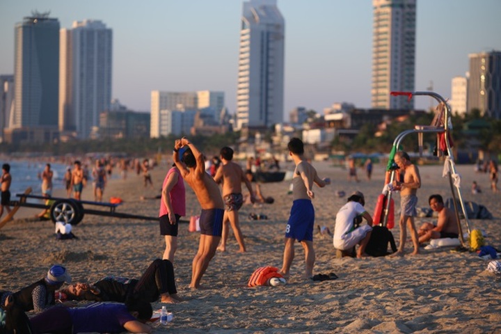 Danang beaches crowded again as Covid-19 pandemic under control - 1