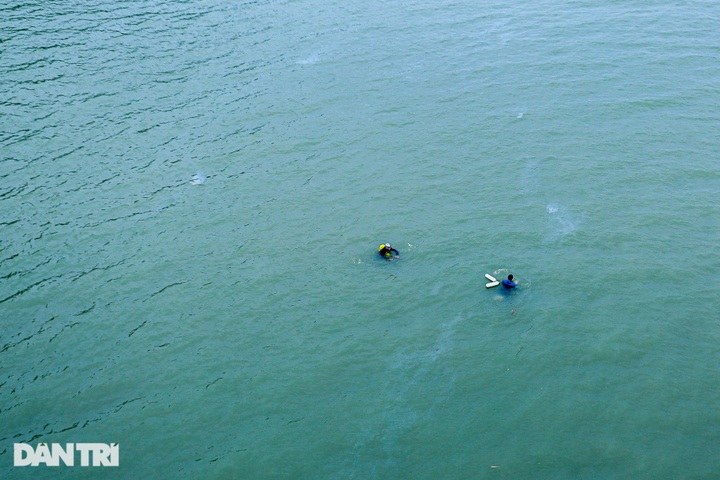 Hanoians go river swimming despite cold weather - 5 Hanoians go river swimming despite cold weather - 5