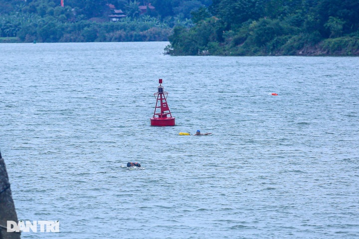 Hanoians go river swimming despite cold weather - 1 Hanoians go river swimming despite cold weather - 1